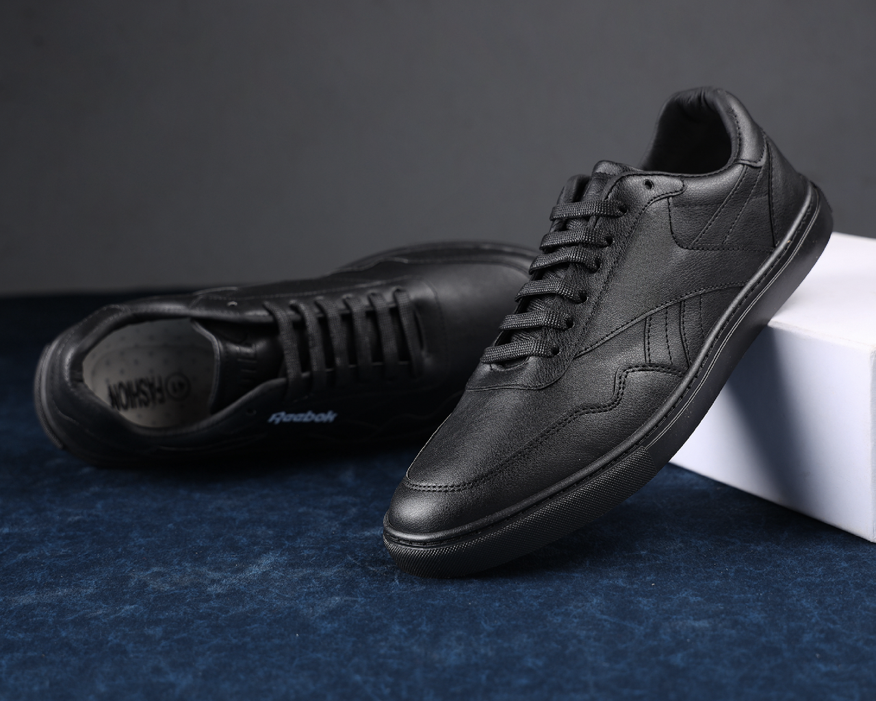 REEBOK Sneakers