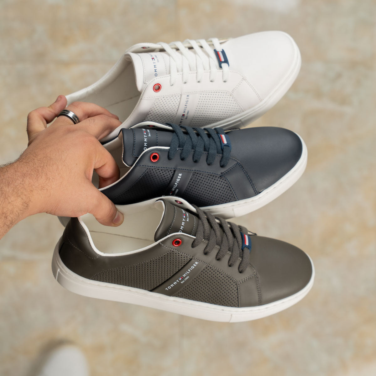 TO Sneakers V25